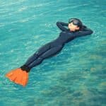 Illustration, nageuse avec monopalme en détente en mer