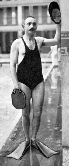 Louis de CORLIEU à la piscine Molitor (photo d’André RAYMOND, assistant de Jean PAINLEVE - 1935)